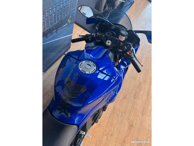 YAMAHA YZF 1000 R1