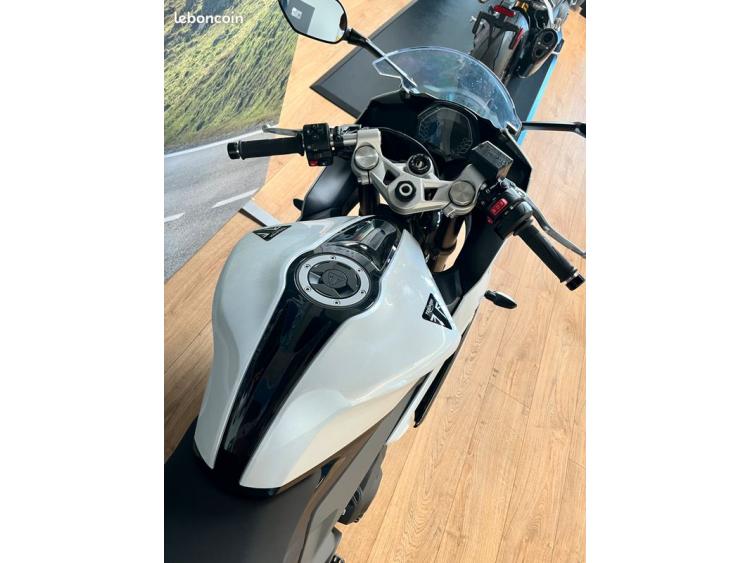 TRIUMPH DAYTONA 660 FULL